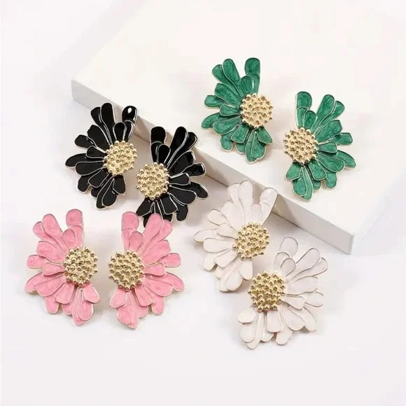 Exquisite Black Flower Stud Earrings - Picture 2 of 3